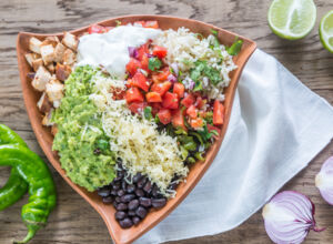 Burrito Bowl mit Hähnchen und Guacamole Burrito Bowl mit Hähnchen und Guacamole