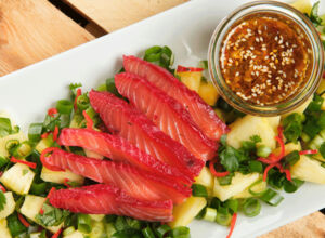 Poke-Salat aus Hawaii Poke-Salat mit gefärbtem Lachs